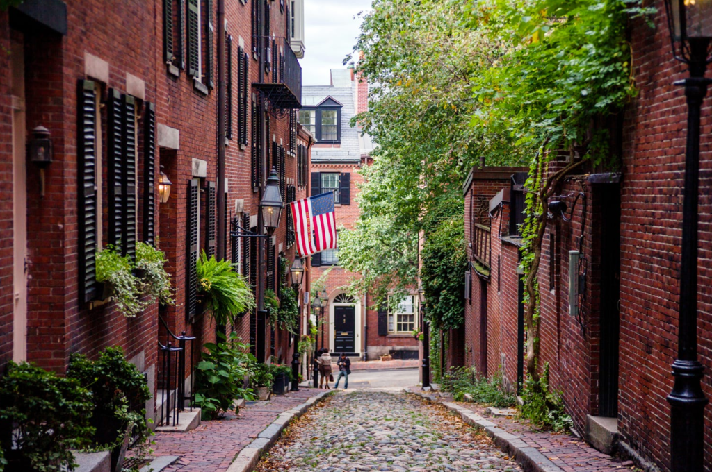 I saw they in the street. Дом Кэбота в Бикон-Хилле. Acorn Street Boston. Pennellville historic District. They in first Street.